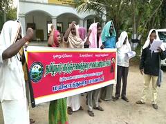 முக்காடு போட்டு ஆர்ப்பாட்டத்தில் ஈடுபட்ட நெடுஞ்சாலை பணியாளர்கள்