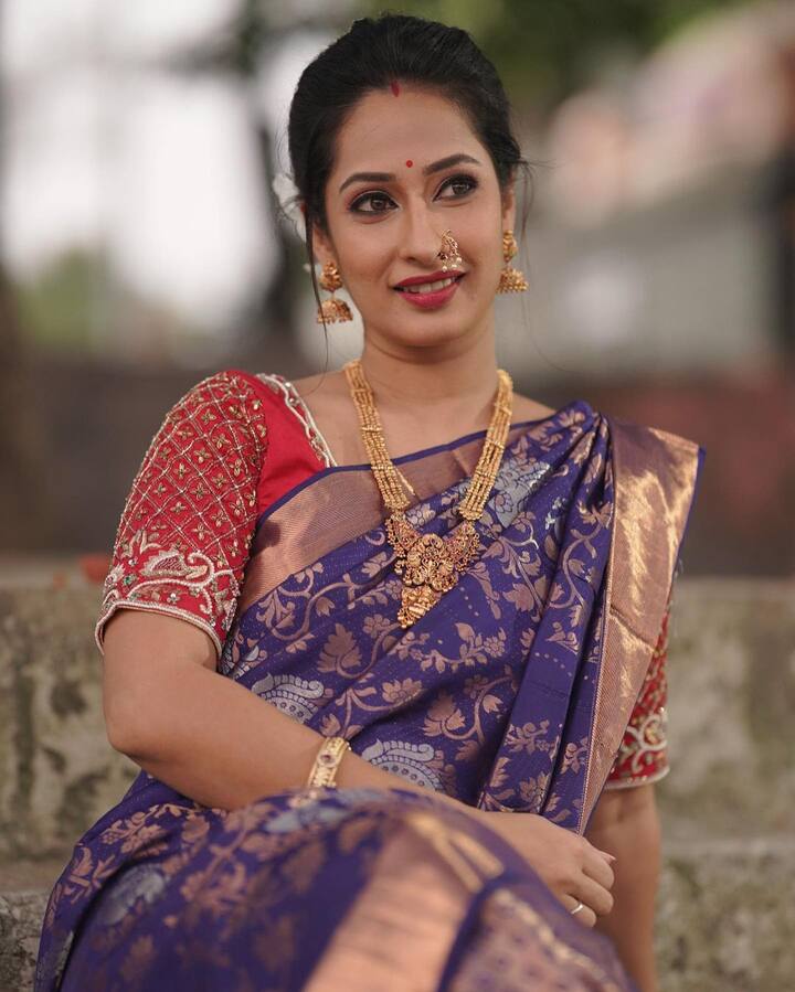 ‘स्वराज्य रक्षक संभाजी’ या मालिकेत छत्रपती शिवाजी महाराजांची भूमिका निभावणाऱ्या अभिनेते शंतनू मोघे यांच्याशी प्रियाने लग्नगाठ बांधली आहे. मैत्रीपासून सुरु झालेलं हे नातं 2012मध्ये लग्नात रुपांतरीत झालं.(फोटो सौजन्य :priyamarathe/इंस्टाग्राम )