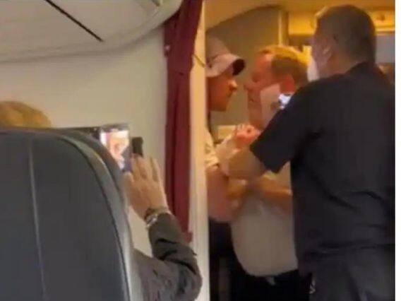 Watch: Fight between passenger and pilot in Australian plane, airline company took this action Watch: ઓસ્ટ્રેલિયન પ્લેનમાં પેસેન્જર અને પાયલોટ વચ્ચે મારામારી એરલાઈન્સ કંપનીએ કરી આ કાર્યવાહી