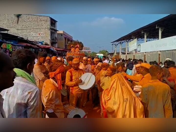 पहाटे मान्यवरांच्या उपस्थितीत देवीची पूजा आणि अभिषेक करून मंदिराचे दरवाजे भक्तांना दर्शनासाठी खुले करण्यात आले.
