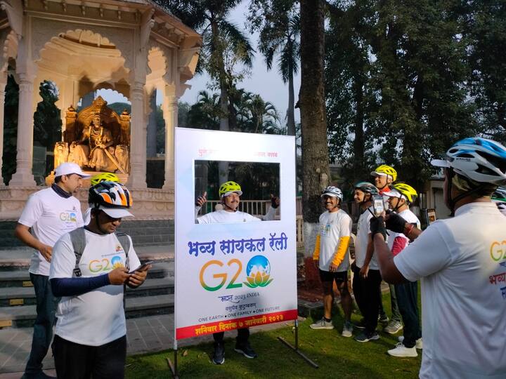 पुण्यात होणाऱ्या जी20 परिषदेच्या पार्श्वभूमीवर पुणे महापालिका सायकल क्लब तर्फे सायकल फेरीचे आयोजन करण्यात आले होते. आज सकाळी झालेल्या या सायकल फेरीचे आयोजन जी20 बद्दल नागरिकांमध्ये जागृती व्हावी, या उद्देशाने करण्यात आले होते.