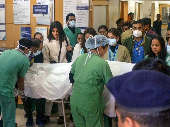 Rishabh Pant Photos: 30 दिसंबर को रुड़की के नारसन बॉर्डर पर सड़क दुर्घटना के बाद भारतीय क्रिकेटर ऋषभ पंत को देहरादून स्थित मैक्स अस्पताल में इलाज के लिए भर्ती कराया गया था.
