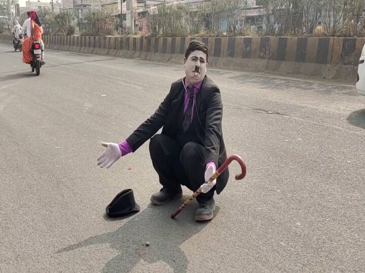 परभणी शहरात वाहतूक नियमांचे उल्लंघन करत वाहन चालवणाऱ्यांची संख्या वाढली आहे. त्यामुळं अनेक अपघात घडत आहेत. अशाच बेशिस्तपणे वाहन चालवणाऱ्यांना शिस्त लागावी यासाठी परभणी शहरातील रस्त्यांवर थेट चार्ली चॅपलीन अवतरला आहे