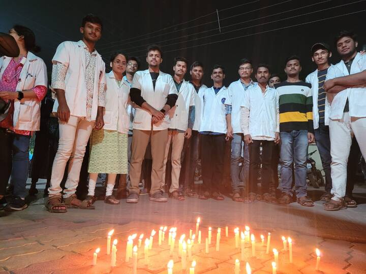 औरंगाबादमध्ये देखील निवासी डॉक्टरांकडून या घटनेचा निषेध करण्यात आला आहे.