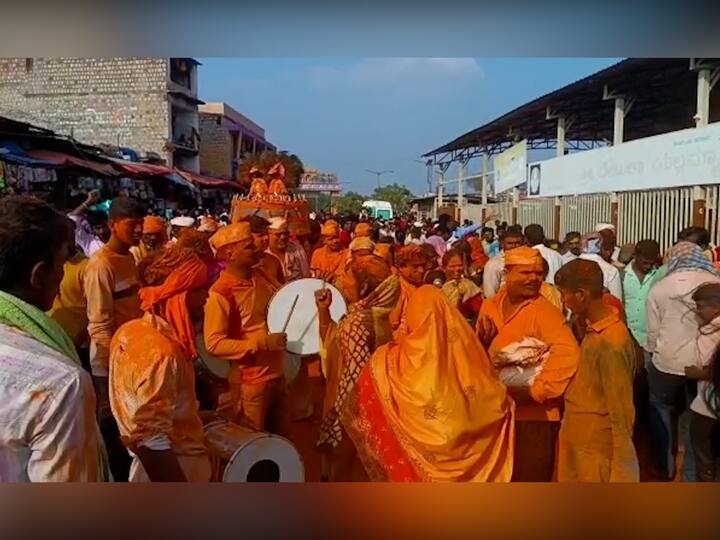 संपूर्ण मंदिर परिसर भंडाऱ्यानं न्हाऊन निघाला होता.