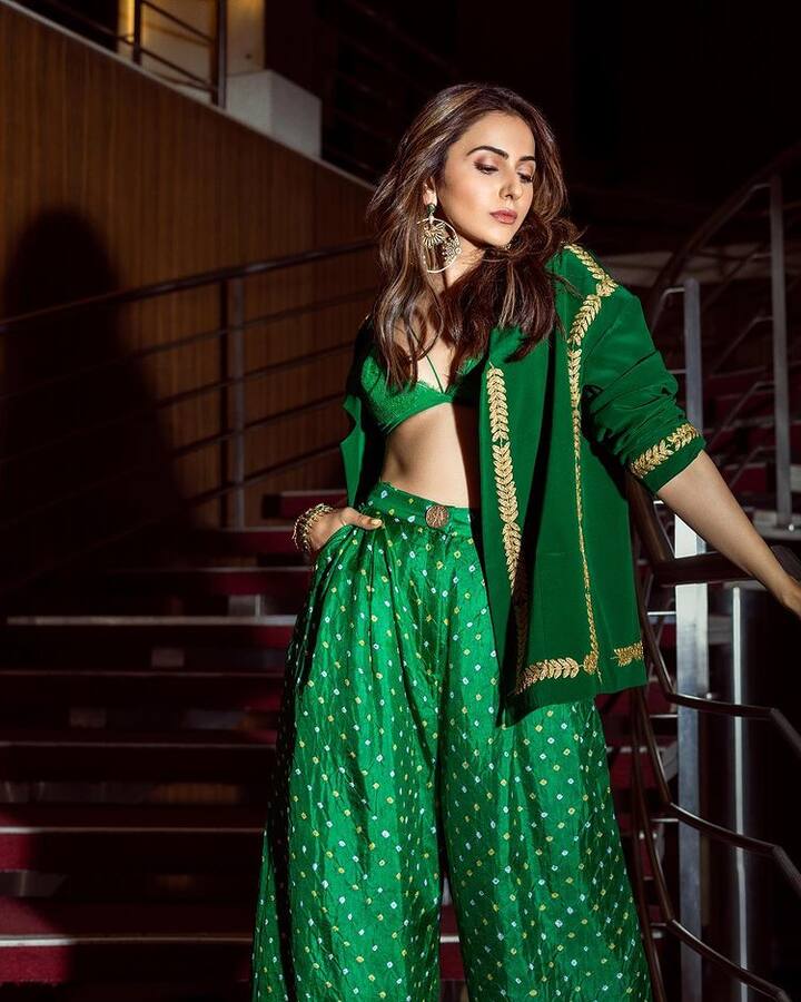 બોલિવૂડ એક્ટ્રેસ  રકુલ પ્રીત સિંહ તેની ફેશન સ્ટાઈલને કારણે હંમેશા ચર્ચામાં રહે છે. હવે તેણે લેટેસ્ટ તસવીરો શેર કરી છે, જેમાં તેનો કિલર લૂક ચાહકોને પસંદ આવ્યો છે.