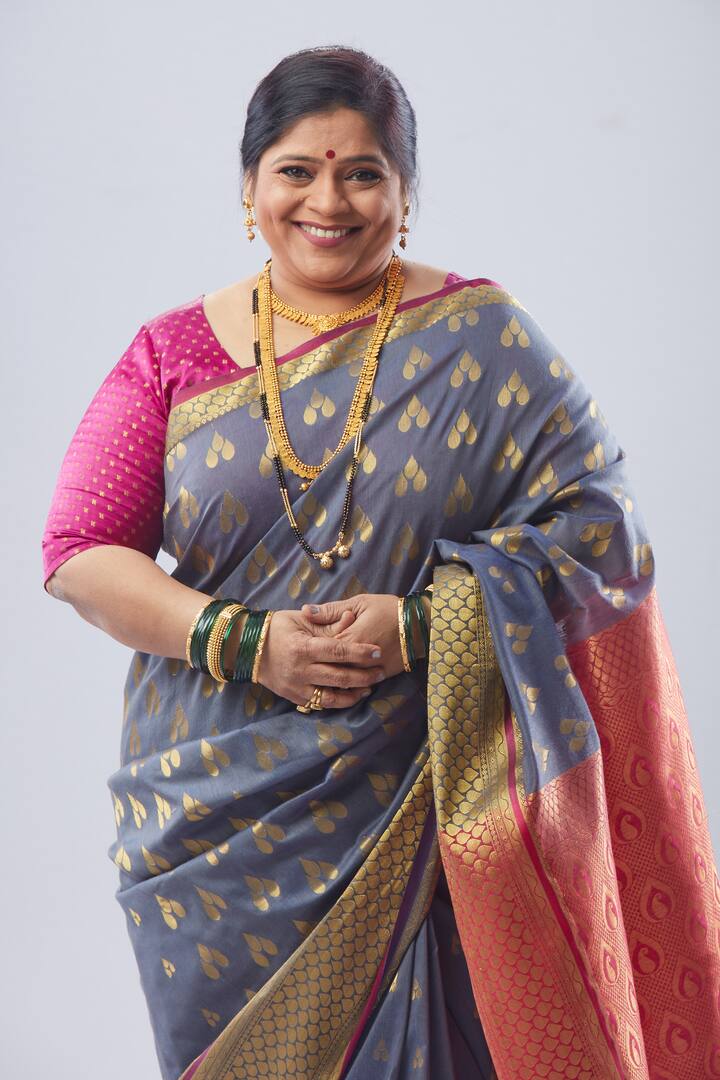 विशाखा सुभेदारने तिच्या विनोदी अभिनयाने 'फू बाई फू', 'बुलेट ट्रेन' आणि 'हास्यजत्रा' या कार्यक्रमांच्या माध्यमातून छोटा पडदा गाजवला आहे.