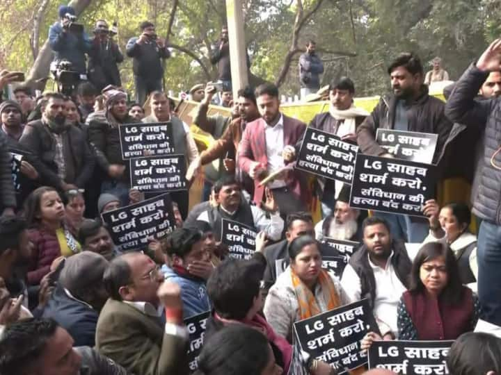 MCD Mayor Election Aam Aadmi Party and BJP Protest about Delhi Municipal Corporation Mayor Election MCD Mayor Election Row: दिल्ली नगर निगम मेयर चुनाव का विवाद और बढ़ा, बीजेपी और AAP के पार्षद धरने पर बैठे