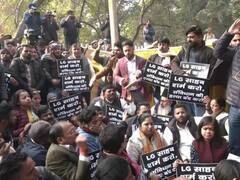 दिल्ली नगर निगम मेयर चुनाव का विवाद और बढ़ा, बीजेपी और AAP के पार्षद धरने पर बैठे