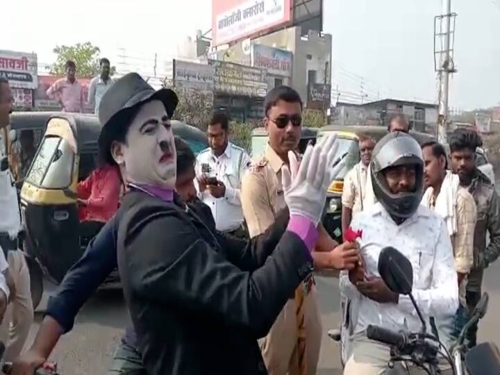 चार्ली चॅपलीनच्या वेशातील व्यक्ती नागरिकांना वाहतूक नियमांचे पालन करण्यास सांगत आहे. चार्लीच्या हावभावावरून नियम  शिकवत आहे.