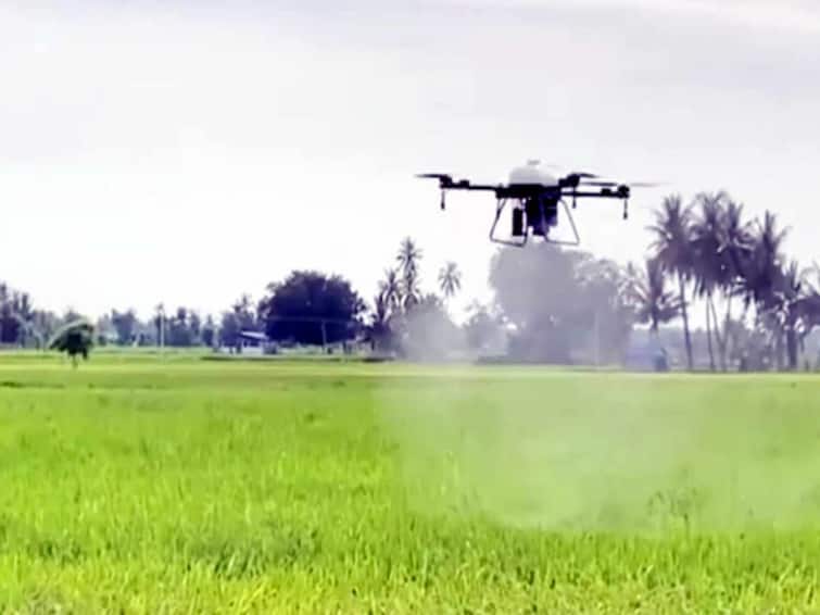 high-tech drone for farming BHU scientists have made Drone Uses: वैज्ञानिकों ने विकसित किया ऐसा ड्रोन, 15 मिनट में इतनी एकड़ फसल पर कर देगा छिड़काव, समय-पैसा दोनों बचेंगे