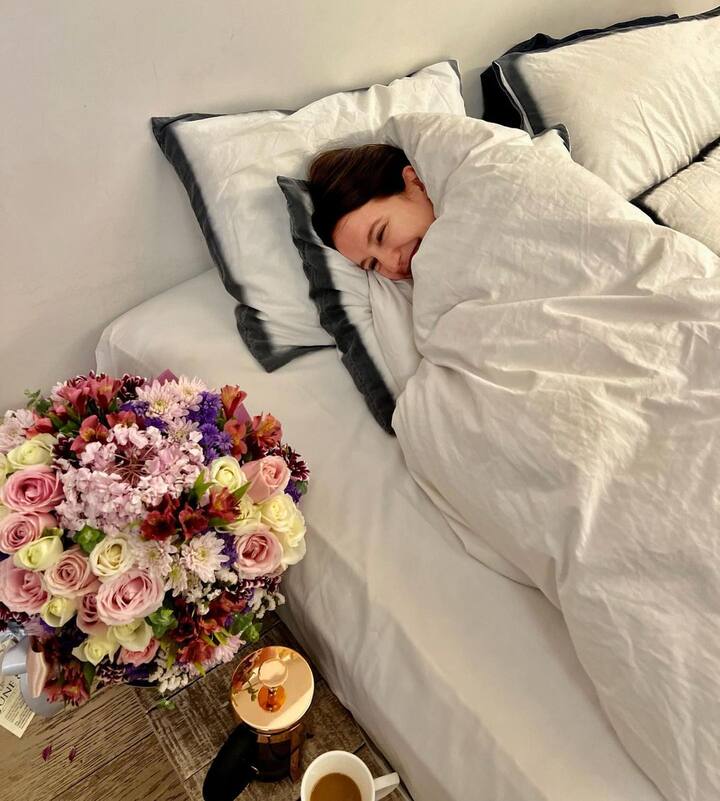 बर्थडे वाइव्स के बीच इसाबेल ने बेडरूम फोटो भी शेयर की है जिसमें उनके लिए फूलों के बुके सरप्राइड के तौर पर सजे हुए हैं. इन्हें देख वो मुस्कुराती हुई नजर आ रही हैं. (Photo: isakaif Instagram)