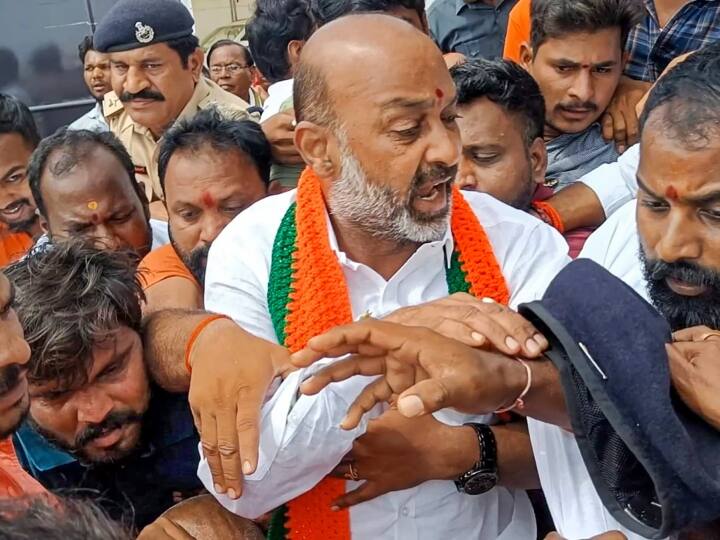 telangana bjp president bandi sanjay detained by police along with farmers तेलंगाना के BJP चीफ को पुलिस ने किया गिरफ्तार, जानें किस मामले में दर्ज हुआ था केस