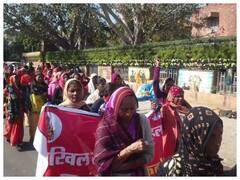 राजस्थान: गहलोत सरकार के खिलाफ आंगनवाड़ी कार्यकर्ताओं ने खोला मोर्चा, ठंड में शुरू की पैदल यात्रा, जानिए मामला