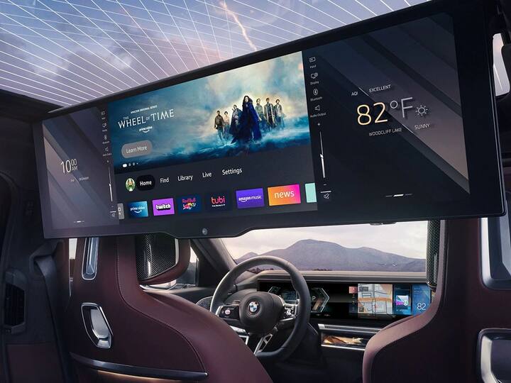 याची स्क्रीन कारच्या छताखाली दुमडली जाते. जी बिल्ड-इन Amazon Fire TV द्वारे समर्थित आहे. डिस्प्लेवर OTT कंटेंट स्ट्रीम करणे देखील सोपे आहे.