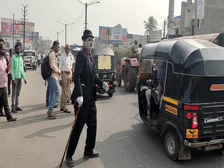 परभणी शहरात बेशिस्तपणे वाहनं चालवणे,हेल्मेट न घालणे तसेच ट्रीपल सीट बेदरकारपणे वाहन चालवणे असे प्रकार मागच्या काही दिवसात वाढले आहेत.  त्यामुळं वाहतुकीचे नियम सांगण्यासाठी चार्ली चॅपलीन रस्त्यावर उतरले आहेत.