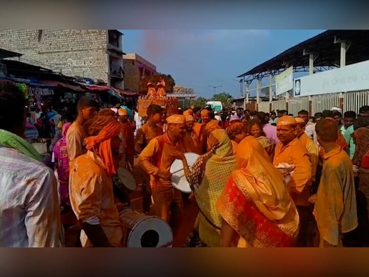 'उदं गं आई, उदं'चा गजर करत भक्त बैलगाडीतून डोंगरावर दाखल झाले.