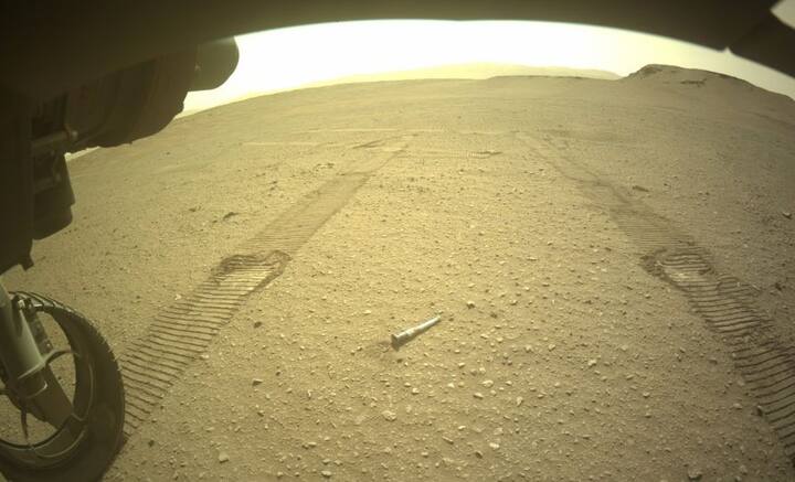 এই মুহূর্তে লালগ্রহে জলের ধারা চোখে পড়েনি। তবে মাটির গঠন, বিভিন্ন খনিজ এবং পাথর পরীক্ষা করে সেখানে এককালে জলের অস্তিত্ব ছিল বলে ইঙ্গিত মিলেছে বিগত কয়েক বছরে। তাই মাটি খুঁড়ে সে ব্যাপারে নিশ্চিত হওয়াই এই মুহূর্তে প্রধান লক্ষ্য বিজ্ঞানীদের।