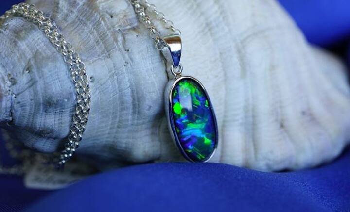 তাই ওপল রত্নের খোঁজ মেলায় আশাবাদী বিজ্ঞানীরা। ওপল পাথরকে বাংলায় ময়ূরপঙ্খীও বলা হয়। বালিমাটিতে সিলিকা এবং জলের মিথস্ক্রিয়ায়, উচ্চ তাপমাত্রায় এই পাথর তৈরি হয়। রামধনু থেকে বেগুনি, নীল, নানা রংয়ের হয় এই পাথর। তার মধ্যে কিছু পাথর হয় দুর্মূল্য।