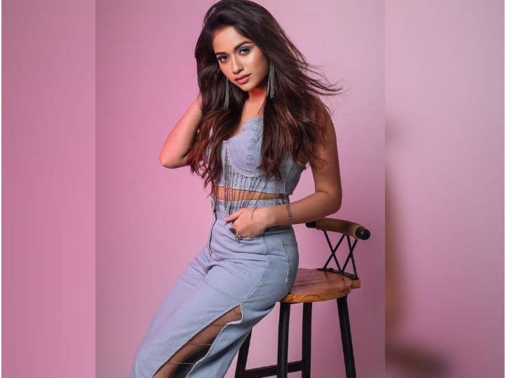 Jannat Zubair Pics: एक बार फिर से जन्नत ने अपने सिजलिंग फोटोशूट की झलक दिखाई है. इन फोटोज में जन्नत बला की खूबसूरत लग रही हैं.