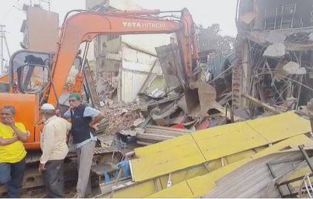 वादग्रस्त जागेचा निकाल ब्रम्हानंद पडळकर यांच्या बाजुने लागला आहे. महापालिकेनं नोटीस दिल्यानं हे अतिक्रमण हटवल्याचा दावा ब्रम्हानंद पडळकरांनी केला आहे. अतिक्रमण हटवण्याला गाळ्यातील भाडेकरुंनी विरोध केला आहे. यावेळी दोन गटात राडा झाला.