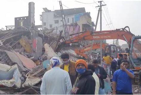 हापालिकेने अतिक्रमण काढाची नोटीस दिली होती. त्यानंतर हे गाळे पाडण्यात आले आहेत. पाडापाडी सुरु असताना गाळेधारक मात्र चांगलेच आक्रमक झाल्याचे पाहायला मिळालं.