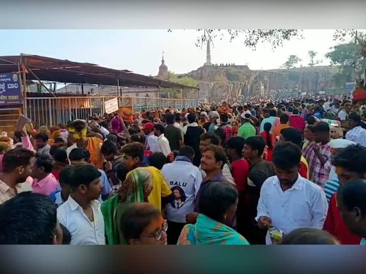 गेली दोन वर्ष कोरोनामुळे यात्रा झाली नव्हती. त्यामुळे यावर्षी भक्तांनी मोठ्या संख्येनं यात्रेला उपस्थिती दर्शवली होती.