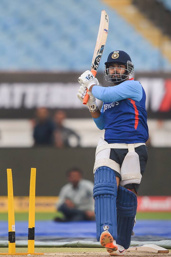 বোর্ড সূত্রে খবর, ক্রিকেটারদের জন্য যে স্বাস্থ্যবীমা রয়েছে, পন্থের চিকিৎসার খরচ হচ্ছে তা থেকেই। মেডিক্লেম থেকেই অস্ত্রোপচারের খরচও পাবেন পন্থ।