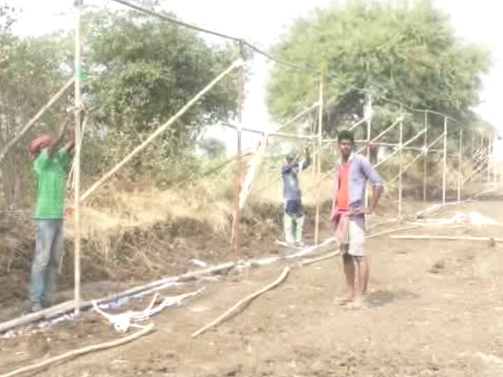 मात्र परभणीतील प्लॉटिंग व्यासायिक हाजी शोएब यांनी यासाठी पुढाकार घेऊन आपली ६० एकर जमीन या शिवपुराण कथेसाठी विनामूल्य वापरासाठी दिली. एवढेच नाही तर यातील 15 एकर वर त्यांची तूर आणि साडे तीन एकर वर लावलेल्या हरभऱ्यावर त्यांनी नांगर फिरवत हिंदूंच्या धार्मिक कार्यक्रमासाठी लाखोंचे नुकसान सहन केले आहे.