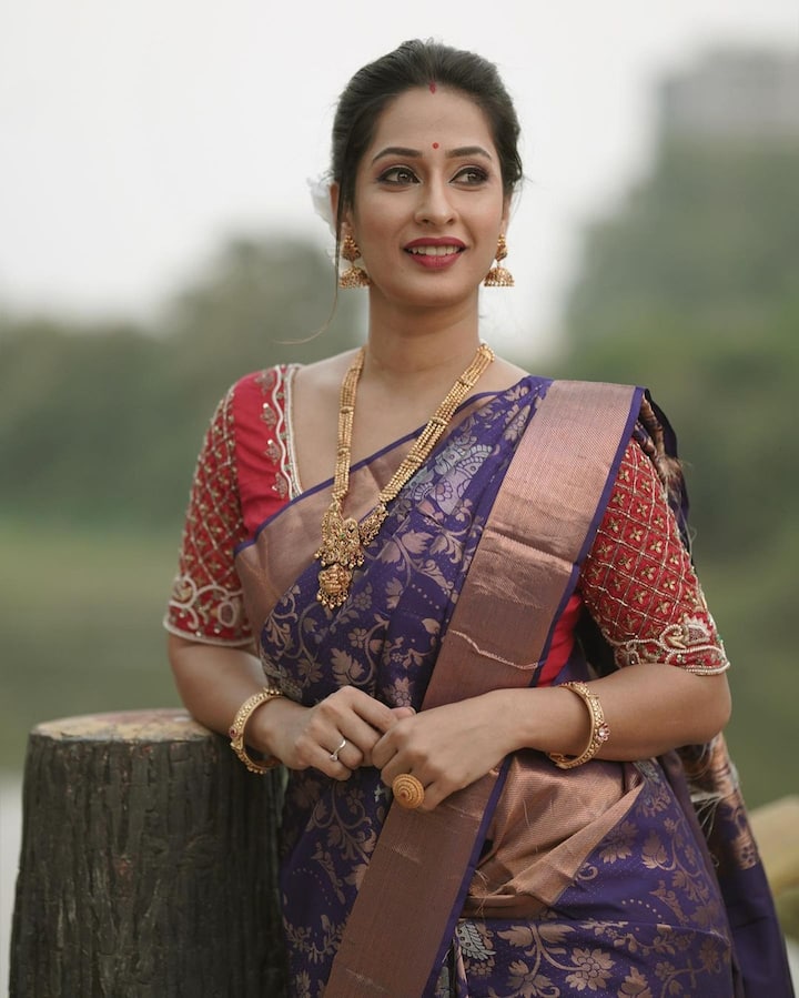 जांभळ्या रंगाच्या साडीत प्रिया फारच सुंदर दिसत आहे. (फोटो सौजन्य :priyamarathe/इंस्टाग्राम )