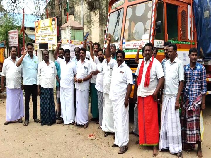 முக்காடு போட்டு ஆர்ப்பாட்டத்தில் ஈடுபட்ட நெடுஞ்சாலை பணியாளர்கள்