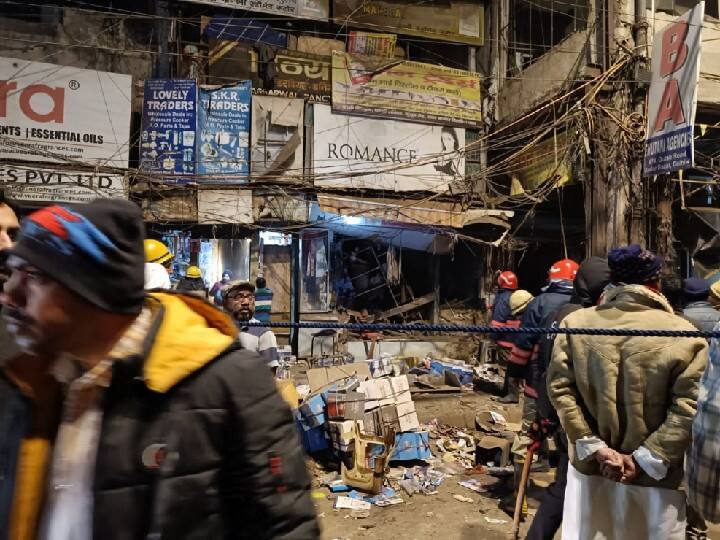 Delhi Sadarbazar Fire one injured after structure falls police investigation continues ann Delhi Fire Case: दिल्ली के सदरबाजार में धमाका, स्ट्रक्चर गिरने से एक व्यक्ति घायल