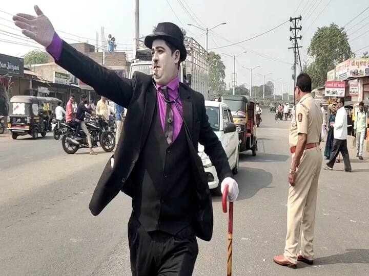 वाहतुकीचे नियम मोडण्यात महाविद्यालयीन तरुण तरुणी अग्रेसर आहेत. परभणी शहर वाहतूक शाखा नियम मोडणाऱ्यांवर कारवाई देखील करत आहेत.