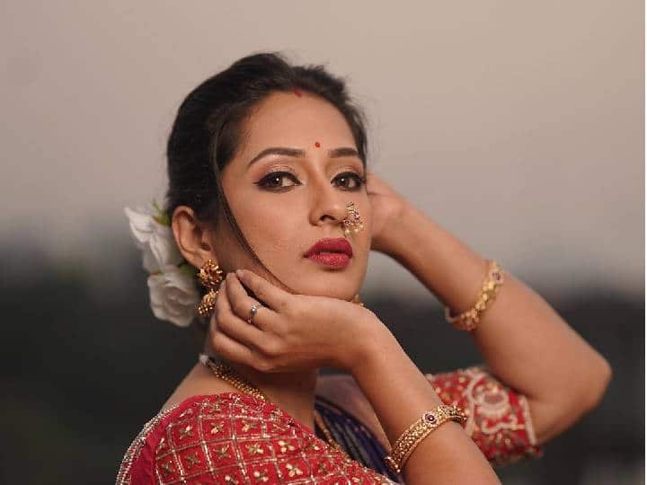 प्रियाने तिचा नवा लूक सोशल मीडियावर शेअर केला आहे. ज्यात ती ट्रॅडिशनल लूक मध्ये दिसत आहे.(फोटो सौजन्य :priyamarathe/इंस्टाग्राम )