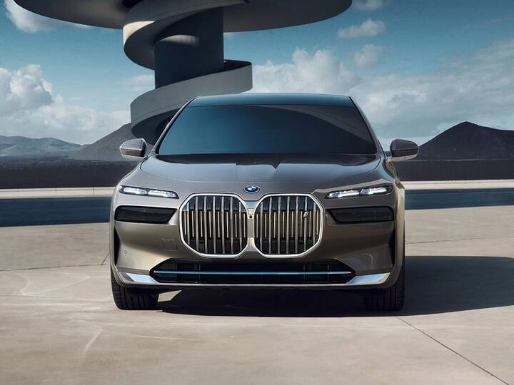 तर i7 इलेक्ट्रिक कारची एक्स-शोरूम किंमत 1.95 कोटी रुपयांपासून सुरू होते.