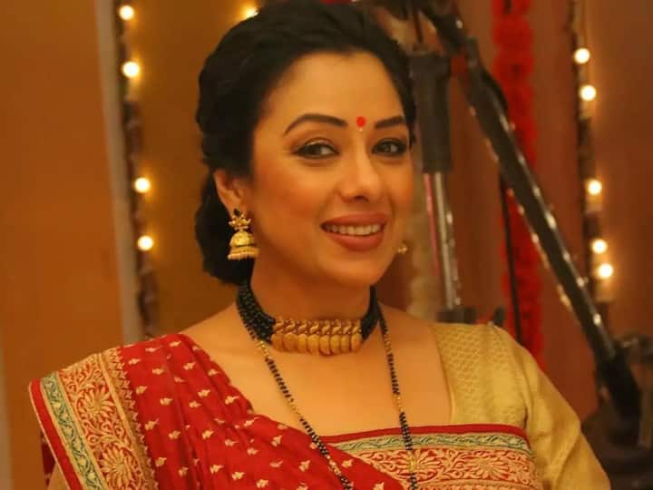 अनुपमा जैसे सुपरहिट टीवी शो में लीड रोल निभाने वाली अभिनेत्री रुपाली गांगुली (Rupali Ganguly) कथित तौर पर, अभिनेत्री की कुल संपत्ति 21-25 करोड़ बताई गई है. अनुपमा एक एपिसोड के करीब 60,000 रुपये चार्ज करती हैं. ये उनकी एक दिन की कमाई है.