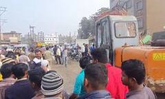 Photo :  मिरजमध्ये अतिक्रमण पाडण्यावरून दोन गटात वाद