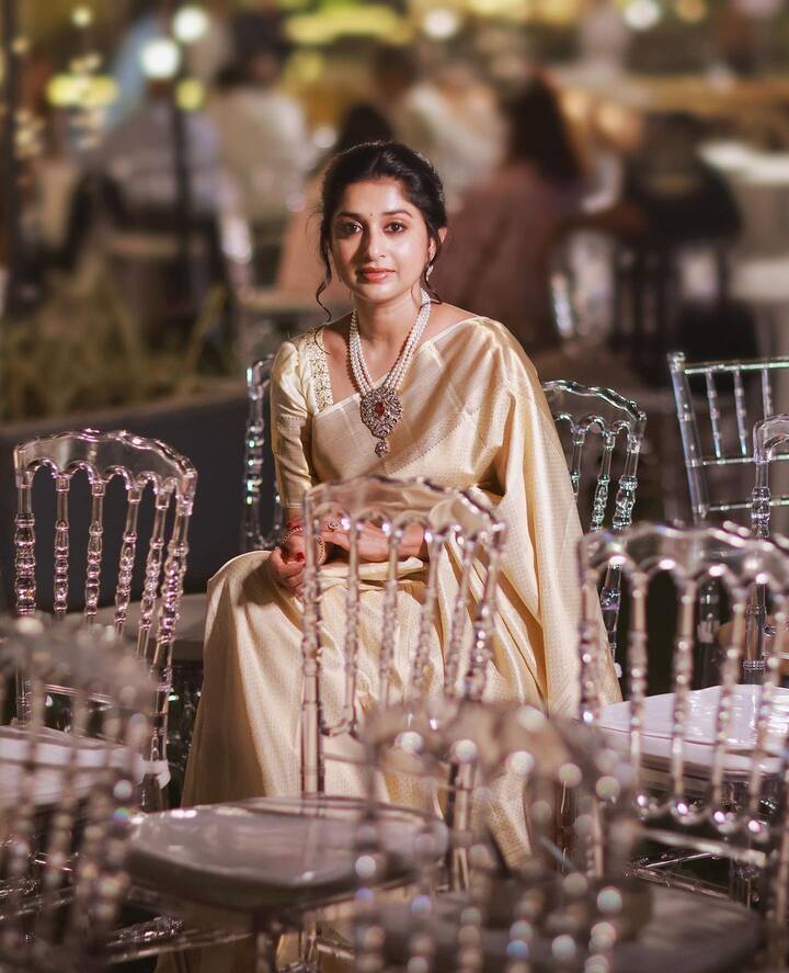 मीराने या फोटोशूटसाठी वेगवेगळ्या पोझ दिल्या आहेत.