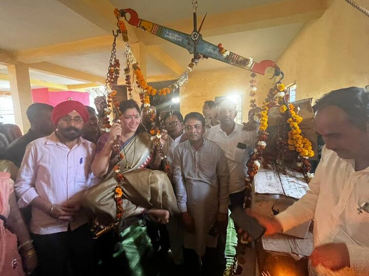 मेळघाट दौऱ्यावर असलेल्या खासदार नवनीत राणांची लड्डूतुला, पाहा फोटो