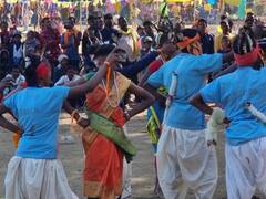 Photo: डोंगराच्या टोकावर देवाचं मंदिर, जीव मुठीत घेऊन भक्त घेतात दर्शन