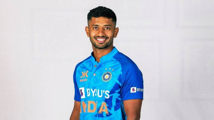 গত ম্যাচেই ভারতের হয়ে অভিষেক ঘটিয়েছেন রাহুল ত্রিপাঠী। গত ম্যাচে তাঁর ব্যাট না চললেও, তাঁকে দল থেকে বাদ দেওয়ার মানে হয় না।