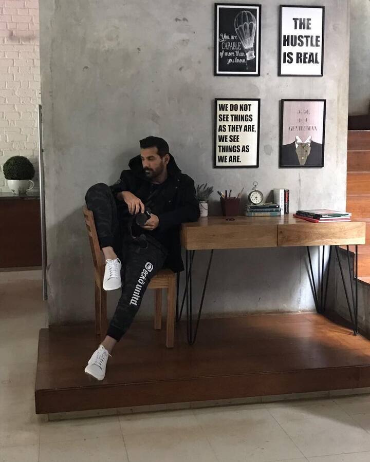 जॉन अब्राहम ना सिर्फ बॉलीवुड के दिग्गज स्टार्स में शामिल हैं बल्कि वो भारी भरकम फीस भी वसूलते हैं. एक रिपोर्ट के मुताबिक उनकी नेटवर्थ ढाई सौ से तीन सौ करोड़ रुपये के बीच है. जॉन जितनी शिद्दत से बॉलीवुड प्रोजेक्ट्स पर काम करते हैं उतनी ही शिद्दत से वो अपने शौक भी पूरे करते हैं.