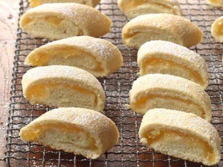 आप इन फ्रूट कुकीज का एक बड़ा बैच बना सकते हैं और बाद में उपयोग के लिए उन्हें एक एयरटाइट जार में स्टोर कर सकते हैं. पाइनएप्पल कुकीज को किटी पार्टियों, जन्मदिनों पर परोसा जा सकता है या पिकनिक और रोड ट्रिप के लिए भी पैक किया जा सकता है. ये कुकीज़ बच्चों को एक गिलास दूध के साथ दी जा सकती हैं और यहां तक कि वयस्कों द्वारा चाय या कॉफी के साथ भी इसका आनंद लिया जा सकता है.