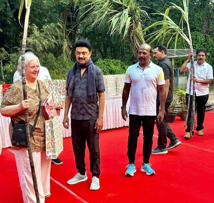 Tamil Nadu CM Stalin handed over Pongal hampers to 50 workers of Tholkappiar Park in Adyar