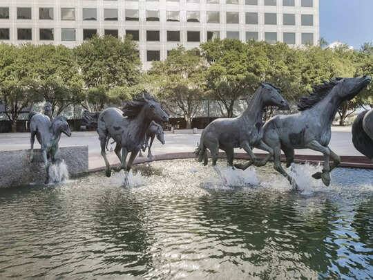 फोटो में दिखाई दे रही मूर्ति द मस्टैंग्स ऑफ़ लास कॉलिनस, टेक्सास, यूएसए (The Mustangs of Las Colinas, Texas, USA) है. मूर्ति में आप घोड़ों के एक बड़े समूह को देख सकते हैं. कांसे से बनी ये मूर्तियां असली घोड़ों से डेढ़ गुना ज्यादा बड़ी हैं. मूर्ति के पैरों के आसपास फव्वारों को इस तरह लगाया गया है कि जब ये चलते हैं तो लगता है मानों घोड़े पानी पर दौड़ रहे हों.