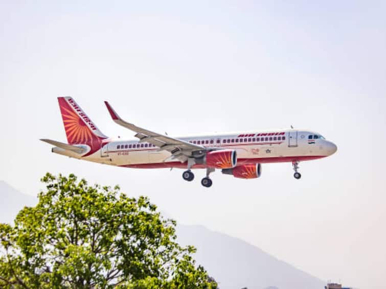 Air India Pilots Refuse To Fly as Duty Hours Are Up Leave Passengers Stranded At Jaipur Airport know details ਖਰਾਬ ਮੌਸਮ ਕਰਕੇ ਜੈਪੁਰ 'ਚ ਲੈਂਡ ਹੋਈ ਦਿੱਲੀ ਦੀ ਫਲਾਈਟ, ਪਾਇਲਟ ਨੇ ਦੁਬਾਰਾ ਉਡਾਣ ਭਰਨ ਤੋਂ ਕੀਤਾ ਇਨਕਾਰ