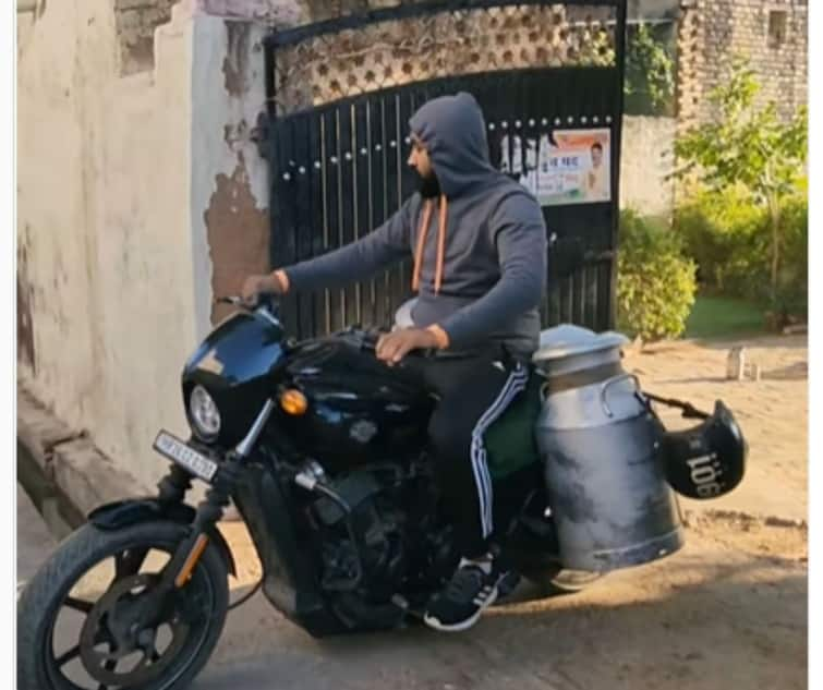 man seen selling milk on harley davidson you will be surprised to see richness video goes viral Viral Video : काय तो रुबाब! महागड्या हार्ले डेव्हिडसनवर दूध विकणारा अवलिया, श्रीमंती पाहून व्हाल थक्क; व्हिडीओ व्हायरल