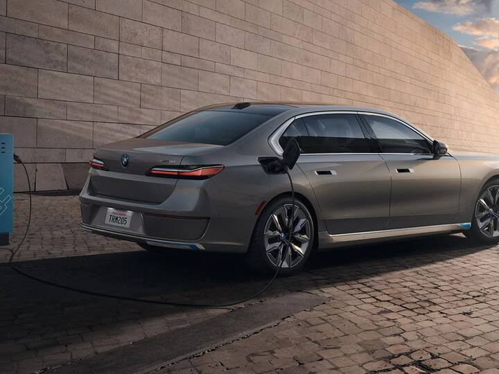 i7 ला iX प्रमाणेच दरवाजाचे हँडल मिळतात. बॅज वगळता मागील 7 सिरीजसारखाच आहे.