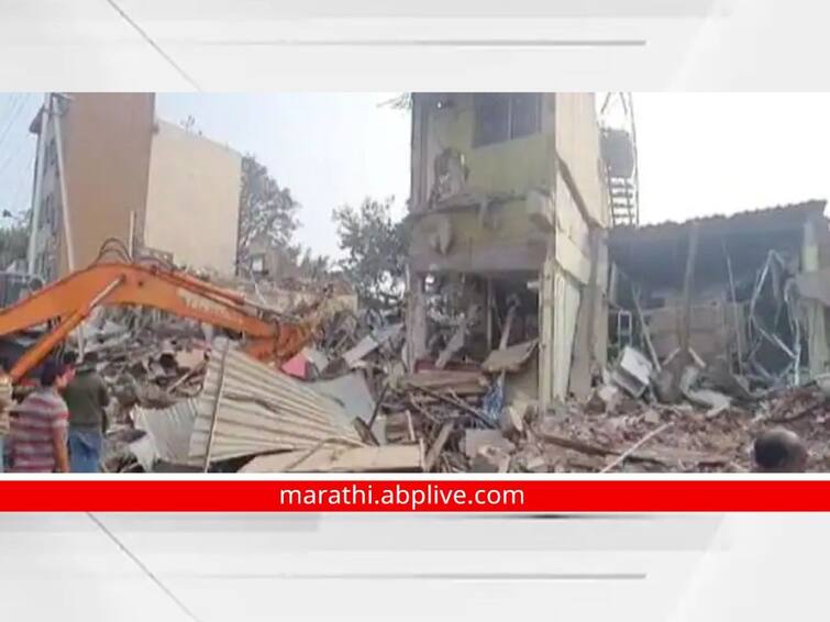 10 shops demolished in by 4 JCB in Miraj Brahmanand Padalkar All party organizations warn of Miraj Bandh Sangli News : गोपीचंद पडळकरांच्या भावाकडून 'रात्रीस बुलडोझर चाले'; मिरजेत इमारती, गाळे पाडल्याच्या निषेधार्थ सर्वपक्षीय संघटनाकडून मिरज शहर बंदचा इशारा