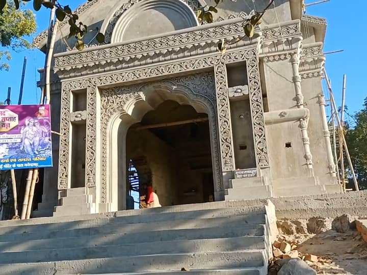 छत्तीसगढ़ के मनेंद्रगढ़-चिरमिरी-भरतपुर जिले के मनेंद्रगढ़ में प्राचीन काल से सिद्ध बाबा धाम में, सिद्ध बाबा भोलेनाथ की मंदिर स्थापित किया जा रहा है. यहां दूर-दूर से श्रद्धालु सिद्ध बाबा धाम भगवान भोलेनाथ के दर्शनों के लिए आते हैं.